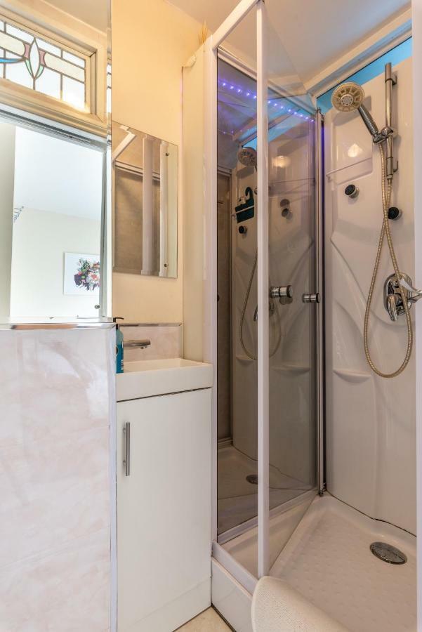 Little Brighton Beach Apartments - Also Separate Spa Cabin And Watersports Extérieur photo